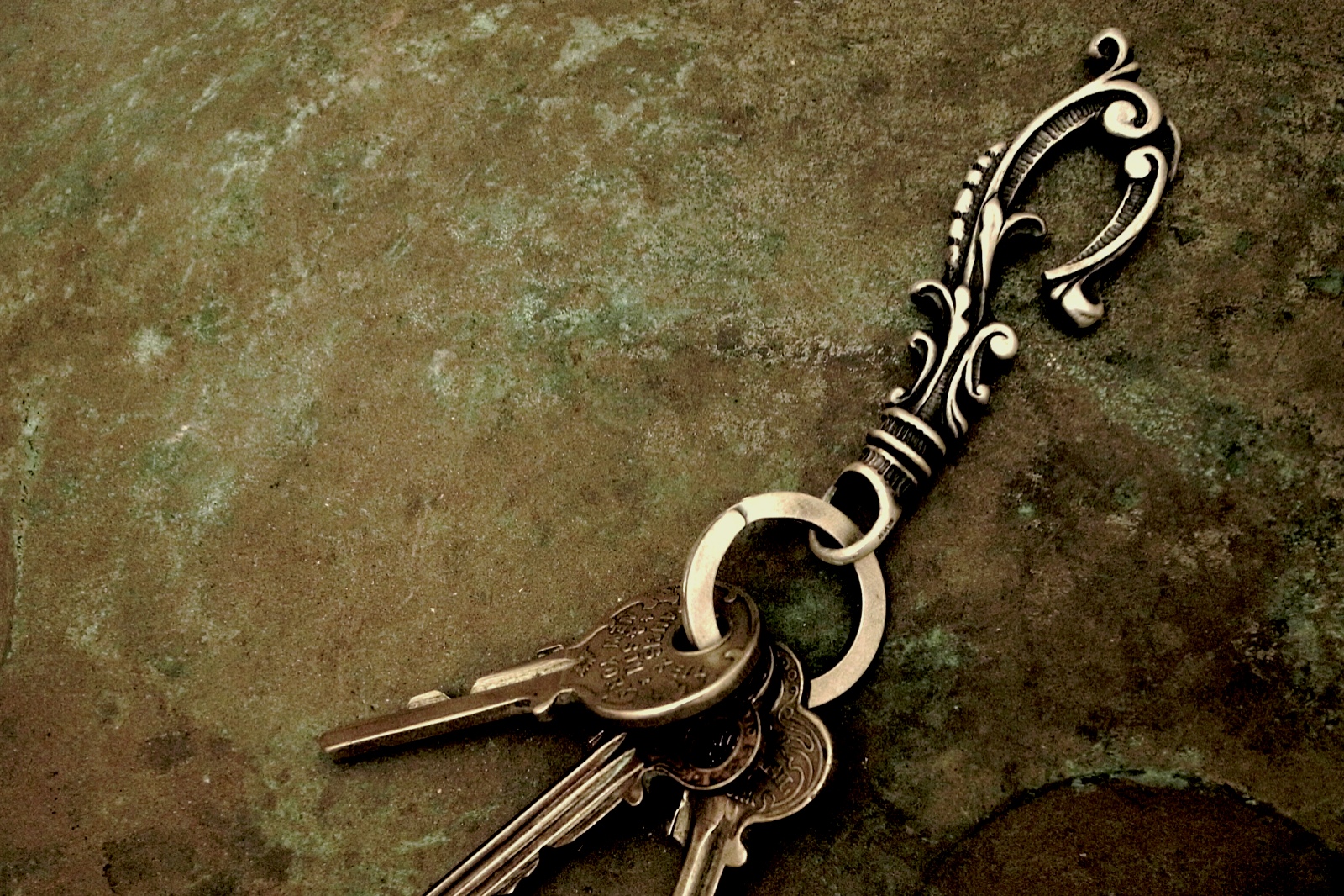 鍵を取り付けたサンプル画像【Antique Hook Keyholder】