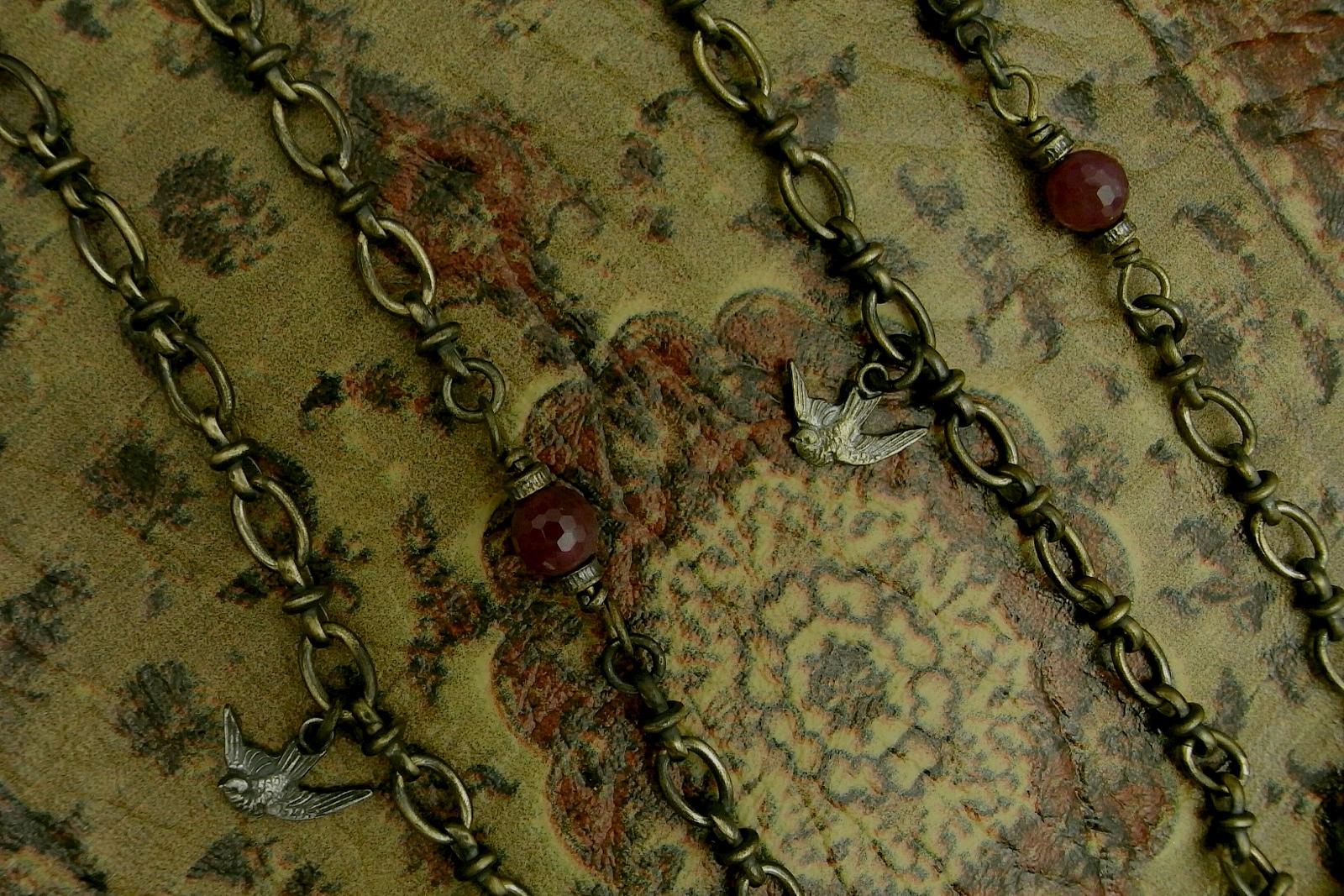 チェーンに連結されているルビーと鳩メダイ【Front Mantel Rosary Necklace】