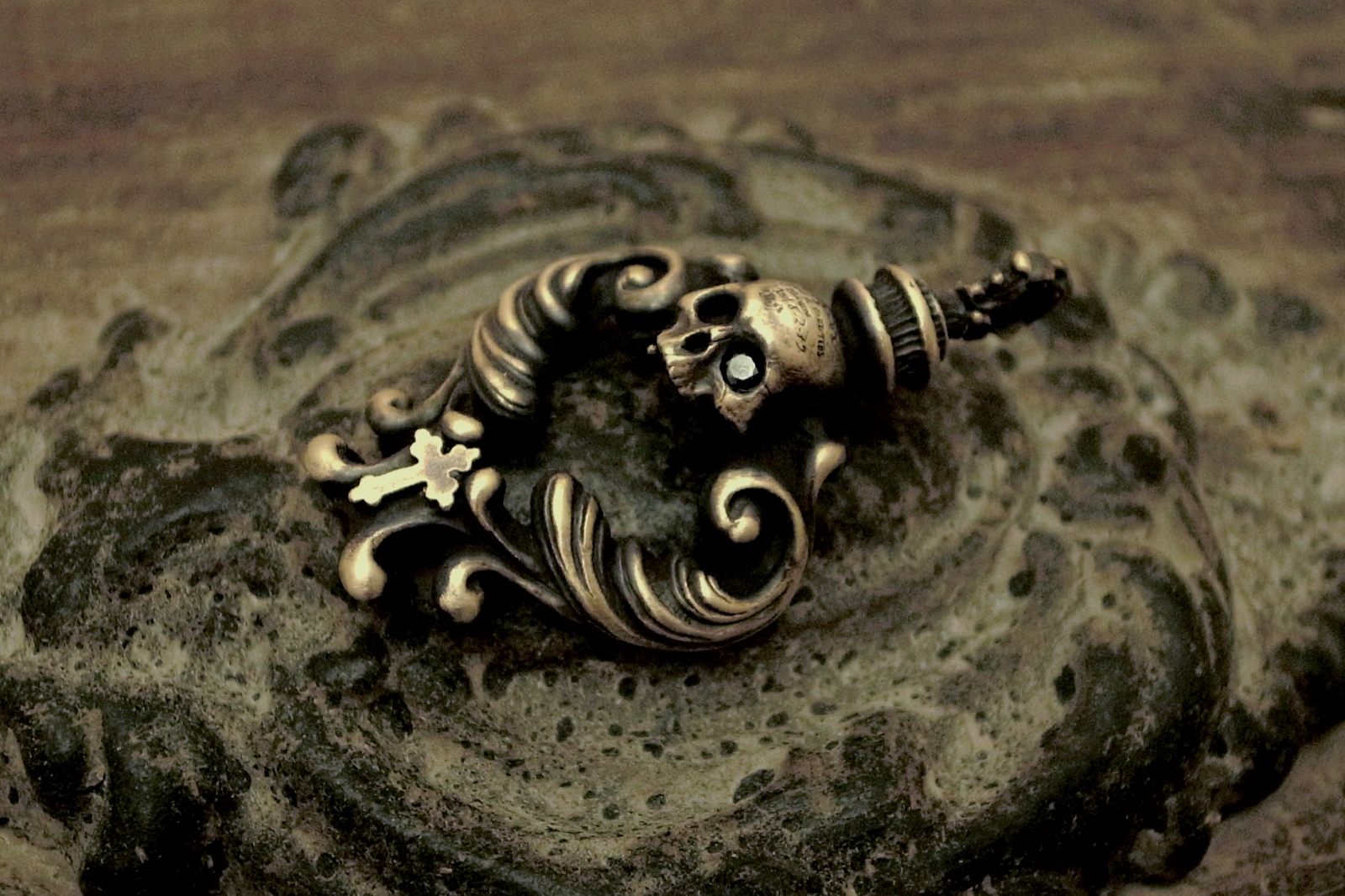 ロココ調とスカルの融合【Rococo Amulet Brass Pendant】